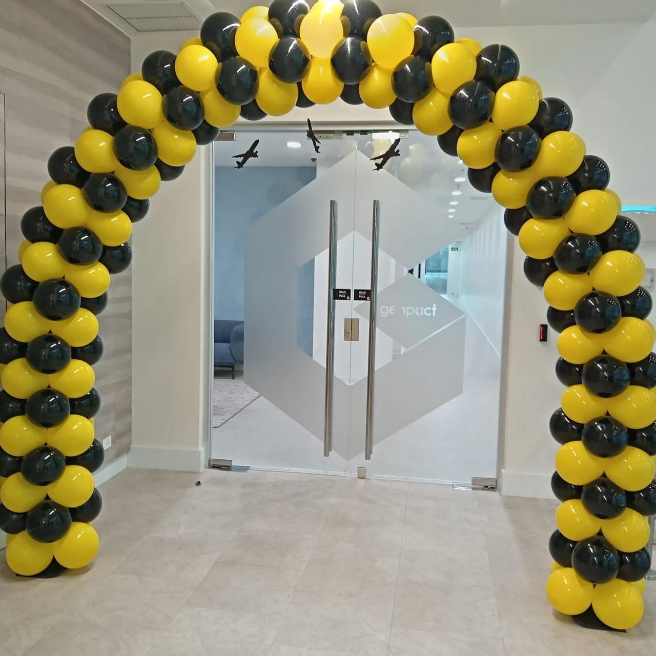 DECORACION ARCO DE GLOBOS Y SERVICIO DE TRANSPORTE